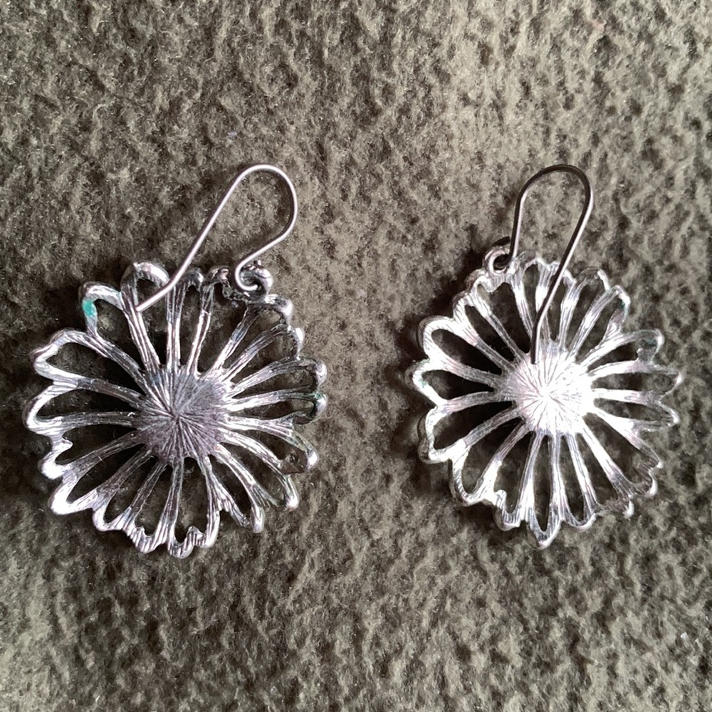 Liz Claiborne silver flowers necklace, earnings and ring. - Picture 3 of 3